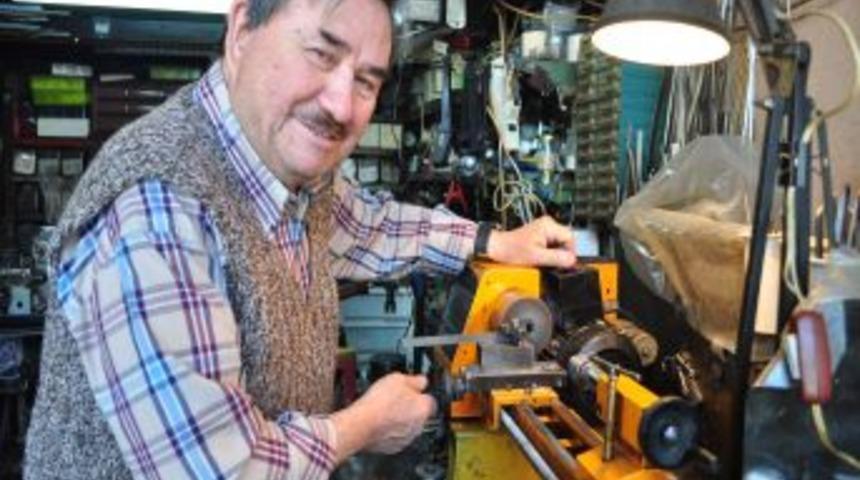 Boş Zamanını Ge&ccedil;irmek I&ccedil;in A&ccedil;tığı D&uuml;kkandan &Uuml;nl&uuml; Firmalara Plastik Dişli Satıyor