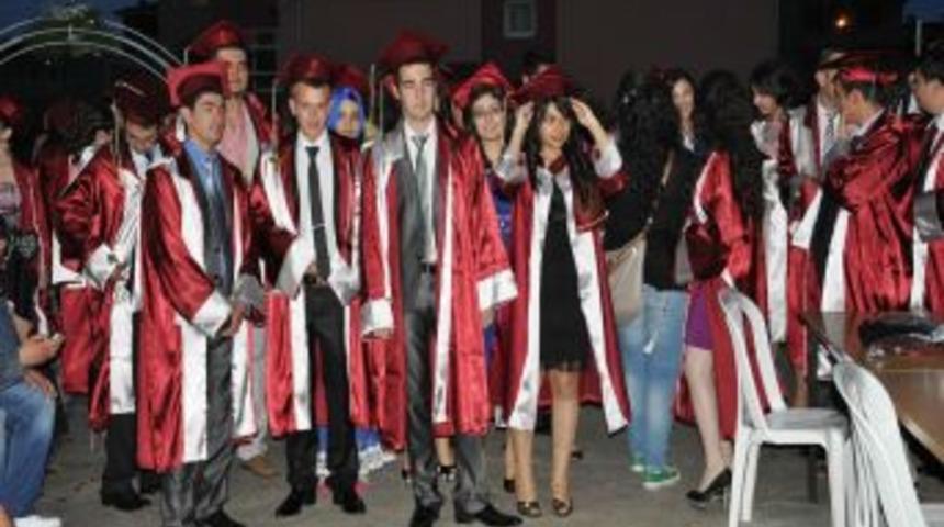 Soma'da Geleceğin &Ouml;ğretmenlerinin Mezuniyet Coşkusu