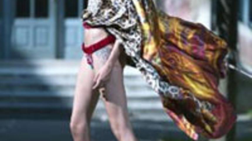 Tuğ&ccedil;e'den &ccedil;ok seksi pozlar