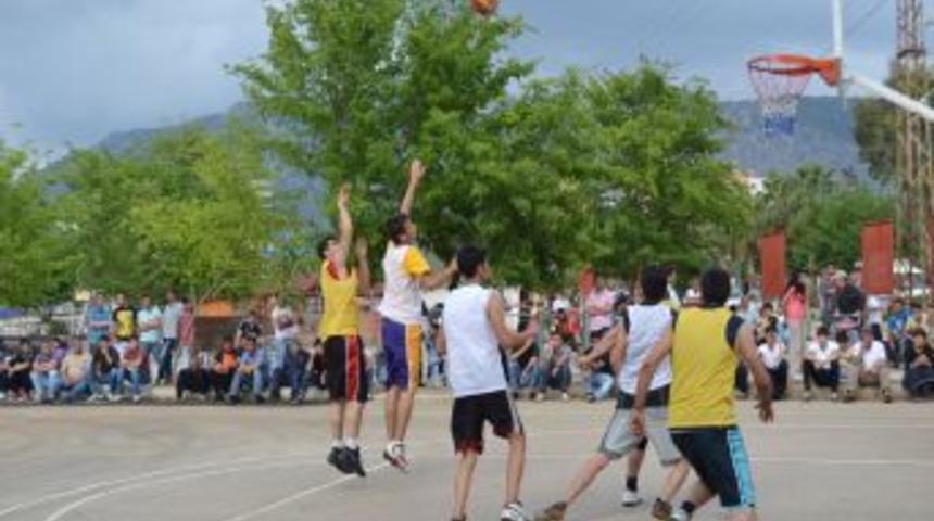 Kozan'da Sokak Kurtuluş Basketbol Turnuvası Heyecanı