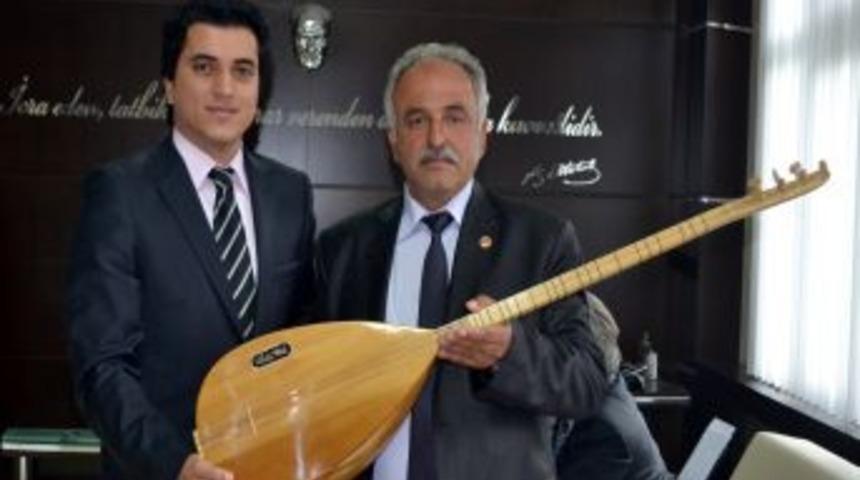 Ustadan Kaymakama Saz Hediyesi