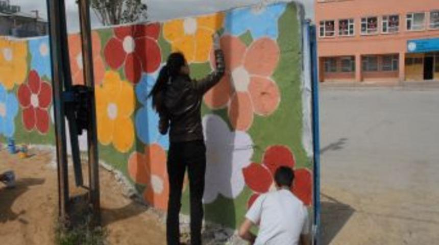 Başkale'de &Ouml;ğretmenler Okul Dış Duvarlarını Resimlerle S&uuml;sl&uuml;yorlar