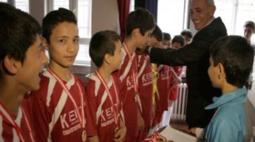 Bursaspor&rsquo;un Yaşayan Efsanelerinden Geleceğin Timsahlarına Madalya Ve Kupa