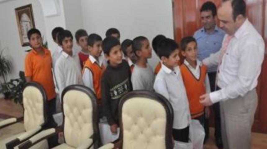 Kızıltepe Kaymakamı Yırık'tan &Ouml;ğrencilere Spor Malzemesi