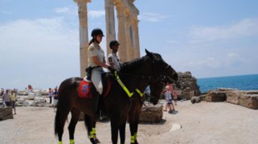 Atlı Jandarmalar Side Antik Kent'te G&ouml;reve Başladı