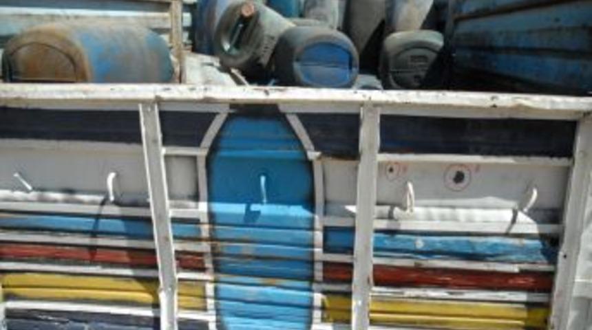 Y&uuml;ksekova'da Ka&ccedil;ak&ccedil;ılar Polis Ara&ccedil;larını Bi&ccedil;ti