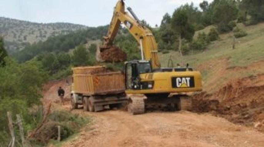 Hisarcık Karbasan Beldesinde Yol Yapım &Ccedil;alışmaları Hızla Devam Ediyor