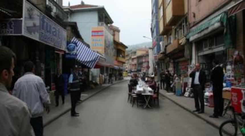 Belediye Başkanı Cadde Ortasında Esnafla Kahvaltı Yaptı