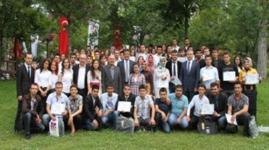 G&ouml;n&uuml;ll&uuml; &Ouml;ğretmenler 800 &Ouml;ğrenciyi &Uuml;niversiteli Yaptı