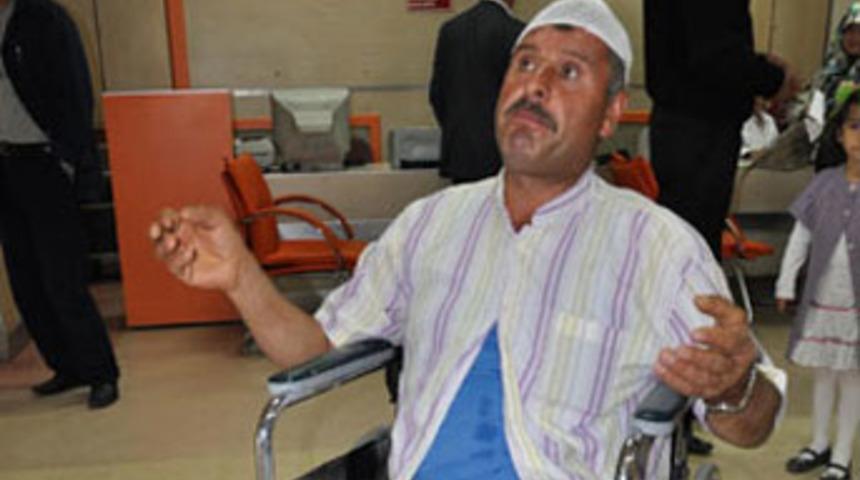 Cami çıkışı sopalarla dövdüler
