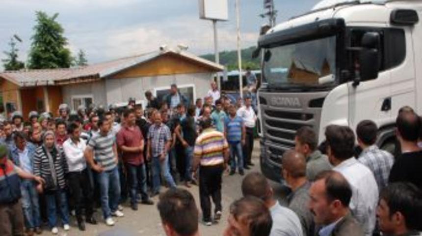 İş&ccedil;ilerin Fabrika &Ouml;n&uuml;ndeki 'maaş N&ouml;beti' S&uuml;r&uuml;yor