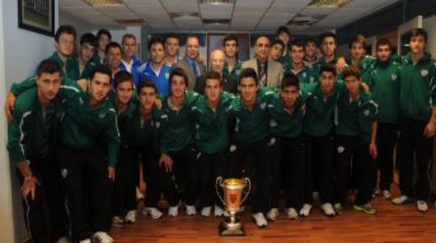 Bursaspor'un Gen&ccedil;leri Kupayı Kul&uuml;be Getirdi