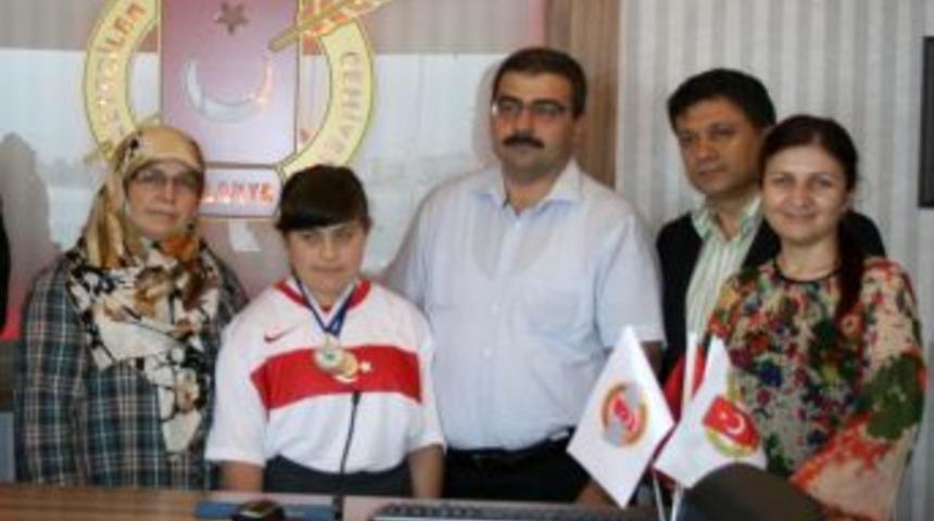 D&uuml;nya Ikincisi Engelli Kızın En B&uuml;y&uuml;k Hayali Cumhurbaşkanı G&uuml;l Ile G&ouml;r&uuml;şmek