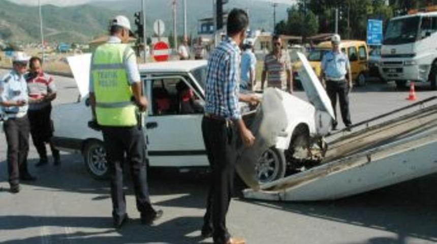 Halk Otob&uuml;s&uuml; Ile Otomobil &Ccedil;arpıştı