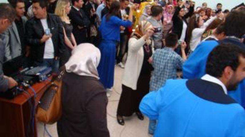 Domani&ccedil; Myo'da Mezuniyet Sevinci