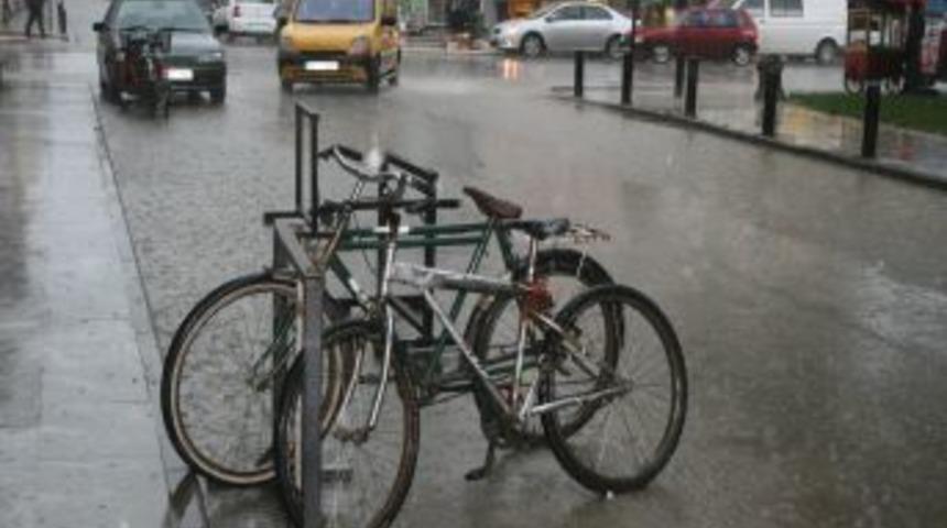 Vatandaşlar Yağmura Hazırlıksız Yakaladı