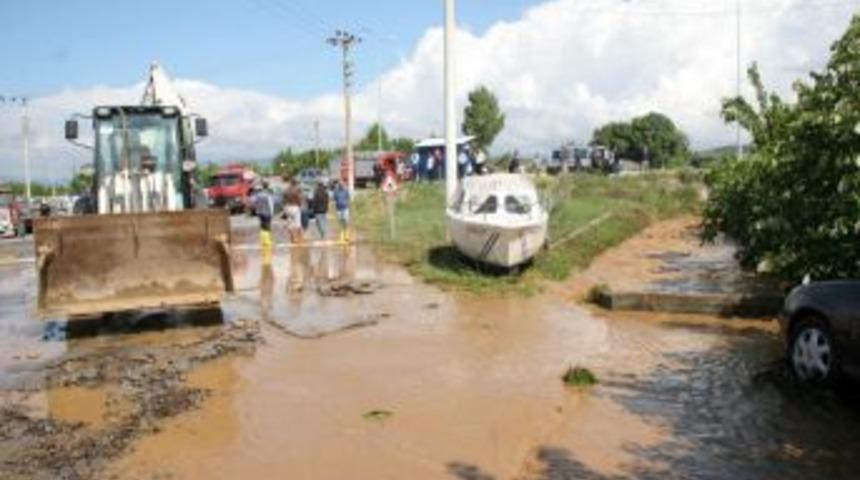 Burhaniye&rsquo;de Dere Taştı, Mahalle Sular Altında Kaldı