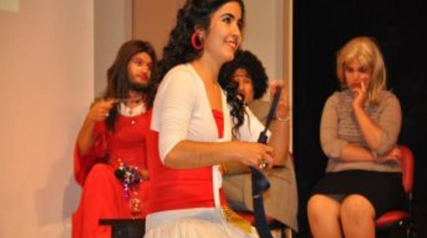 Yerk&ouml;y Adalet Myo &Ouml;ğrencileri Yerk&ouml;y'&uuml; Tiyatroya Doyurdu