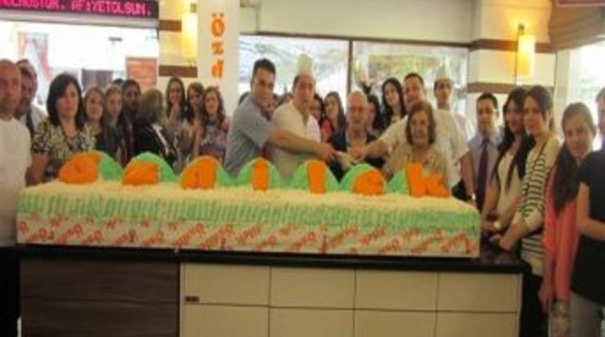 &Ouml;zdilek Avm 29 Yaşını Dev Pastayla Kutladı