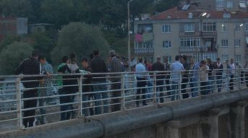 Film İzler Gibi K&ouml;pr&uuml;de Toplanıp Seli Beklediler
