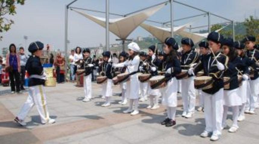 Okul &Ouml;ncesinde Şenlik Var