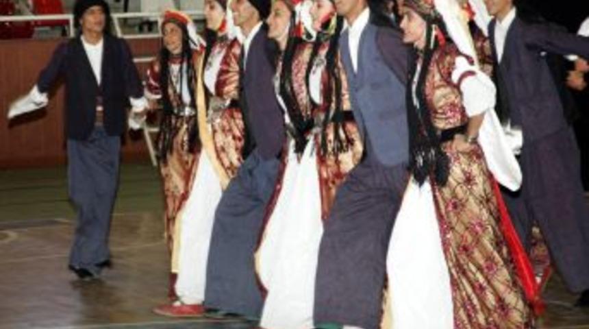 Gen&ccedil;lik Merkezleri Arası T&uuml;rk Halk Oyunları Yarışması Yapıldı