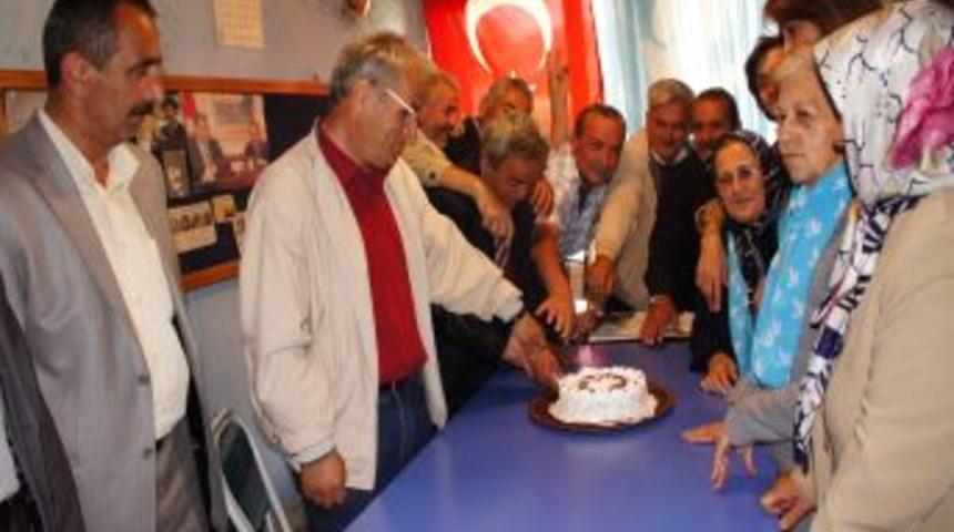 Bülent Ecevit'in 87'inci Yaşını Pasta Keserek Kutladılar