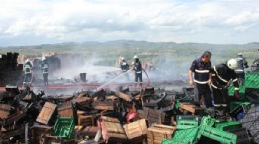 G&ouml;r&uuml;kle Sebze Hali'nde Korkutan Yangın
