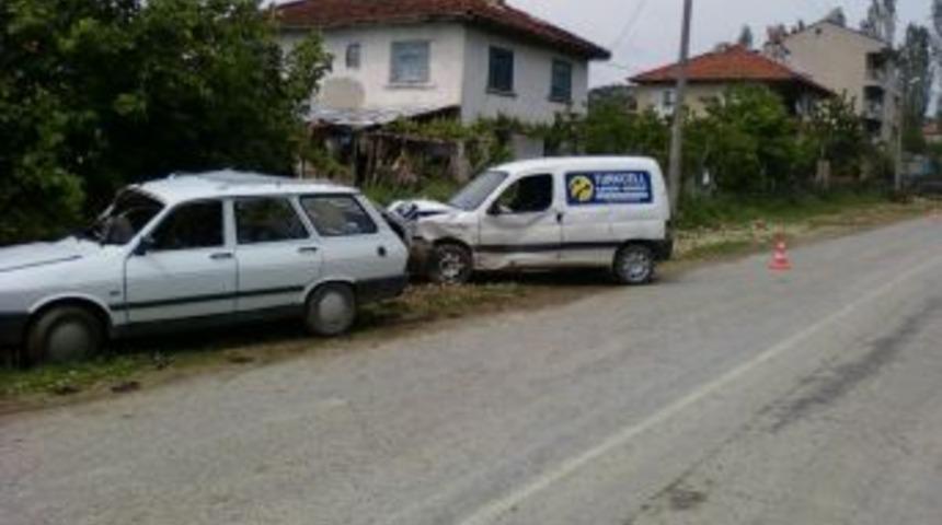 Pazarlar'da Trafik Kazası: 2 Yaralı