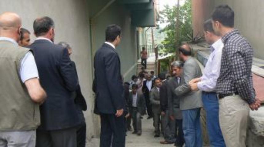 Vali Toprak, Ter&ouml;ristlerin Ka&ccedil;ırdığı &Ccedil;elik'in Evini Ziyaret Etti