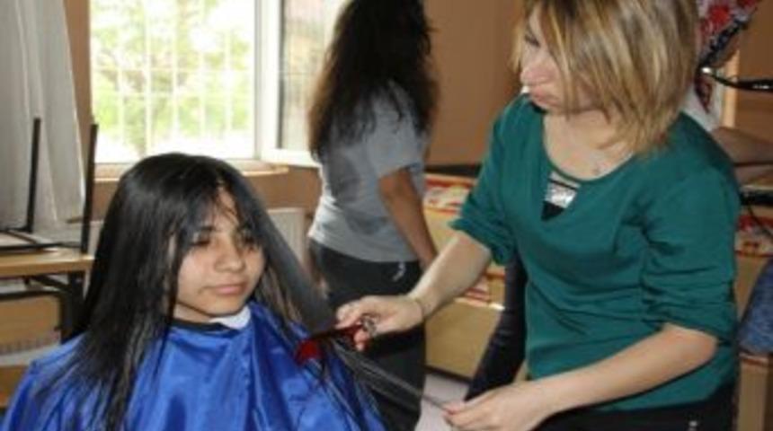 Yurtta Kalan Kızların Saç Bakımları Yapıldı