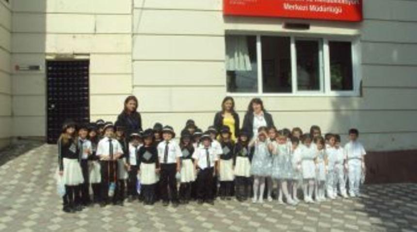 Somalı Minik &Ouml;ğrencilerden Yaşlıları Sevindiren Ziyaret