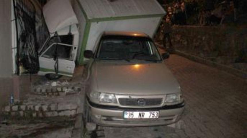 Freni Boşalan Kamyonet Evin Duvarına &Ccedil;arparak Durabildi