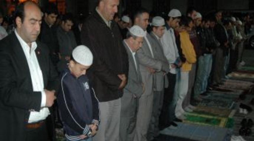 Ayasofya Meydanı'nda M&uuml;zenin Cami Olması İ&ccedil;in Namaz Kılıp Dua Ettiler