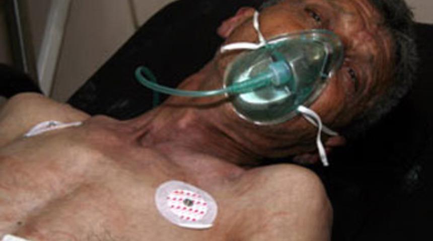 Eve alkoll&uuml; gelen kocasını bı&ccedil;akladı