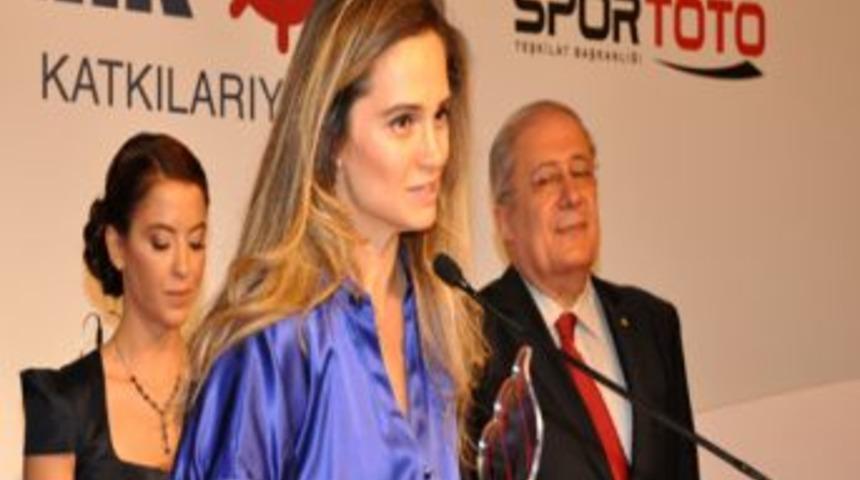 Milliyet'in Yılın Antren&ouml;r&uuml; Se&ccedil;tiği Ceyhun Yıldızoğlu &Ouml;d&uuml;l&uuml;n&uuml; Aldı