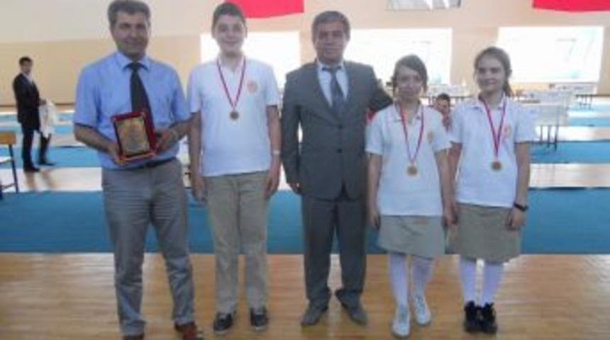 Bilgi Yarışmasını Cumhuriyet İlk&ouml;ğretim Okulu Kazandı