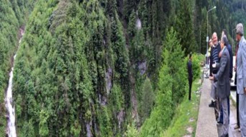 Rekt&ouml;r Mollamahmutoğlu Ve &Uuml;nivesite Personeli Ayder'de 'zirve' Yaptı