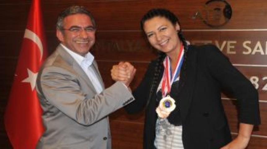 D&uuml;nya &Uuml;&ccedil;&uuml;nc&uuml;s&uuml; &Uuml;lker Pınar Aydın'a Atso'dan Destek