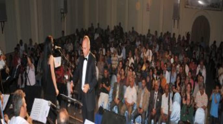 T&uuml;rk Halk M&uuml;ziği Topluluğu G&uuml;ll&uuml;k'te