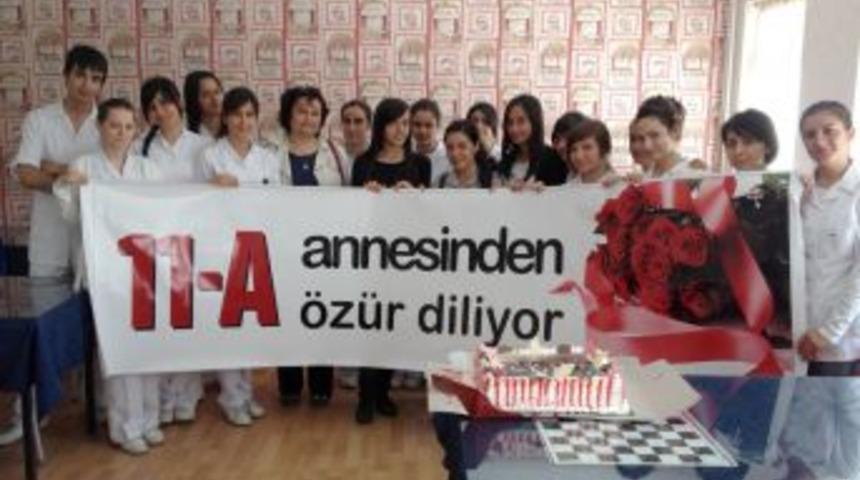 &Ouml;ğrencilerden, Anne Gibi Sevdikleri &Ouml;ğretmenden Pankartlı Ve Pastalı &Ouml;z&uuml;r