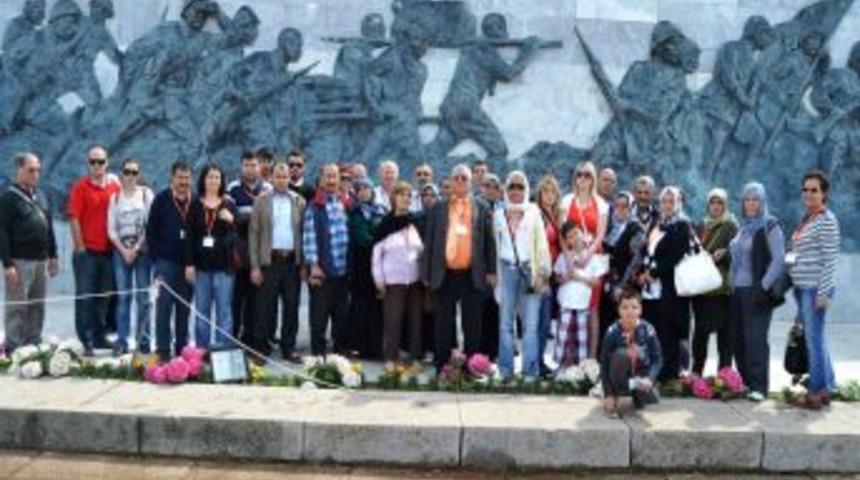 İzmirli Bakkallar &Ccedil;anakkale'deki Şehitleri Ziyaret Etti