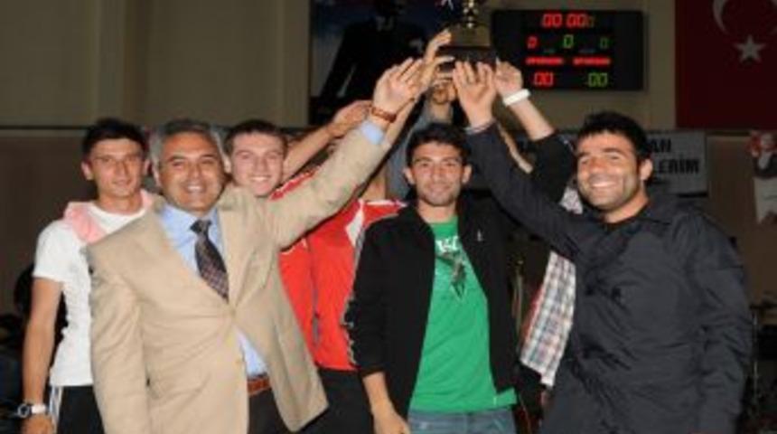 Spor Şenlikleri'nin Şampiyonları &Ouml;d&uuml;llerini Aldı