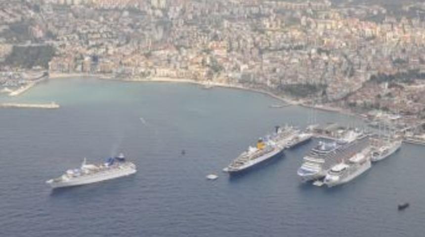 Kuşadası Limanı, 8 Gemi Ile Son 10 Yılın G&uuml;nl&uuml;k Gemi Rekorunu Kırdı