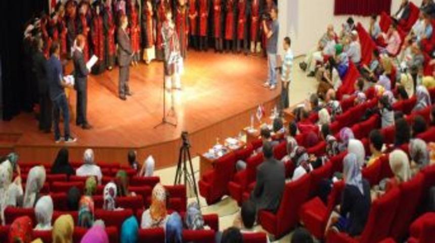 &Ccedil;om&uuml; İlahiyat Fak&uuml;ltesi'nde Mezuniyet Coşkusu