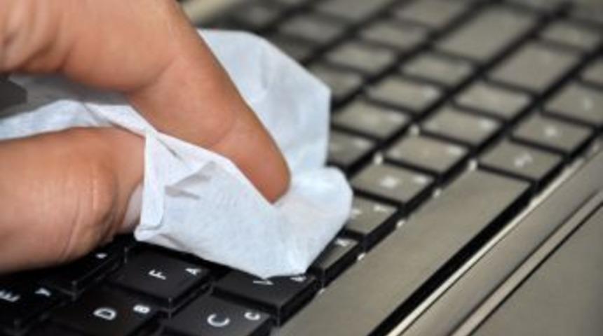 'Klavyedeki Mikroplardan D&uuml;zenli Temizlikle Kurtulabilirsiniz'