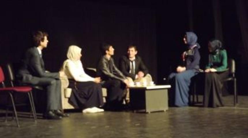 İmam Hatipli Gen&ccedil;lerin Rol Aldığı 'Ah Şu Gen&ccedil;ler' Yoğun Ilgi G&ouml;rd&uuml;