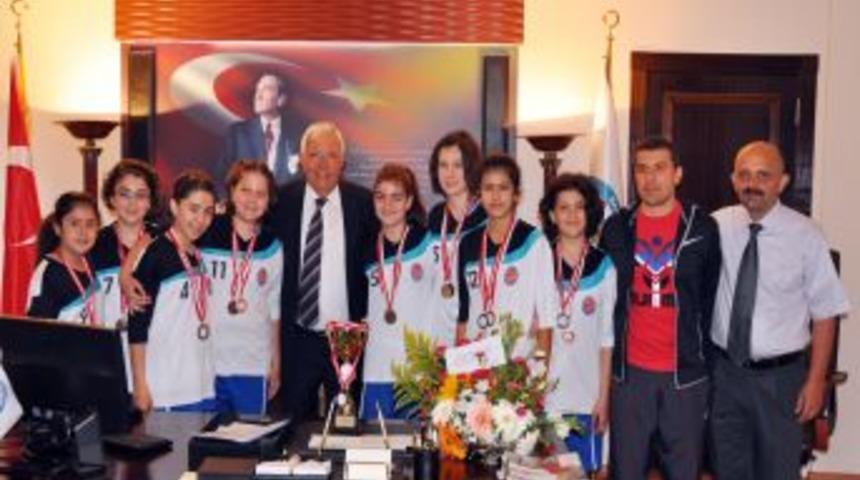 T&uuml;rkiye Ikincisi Sporcular, Başkan Posbıyık&rsquo;ı Ziyaret Etti