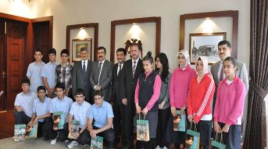Vali Doğan, Konya'nın Gururu &Ouml;ğrencileri &Ouml;d&uuml;llendirdi