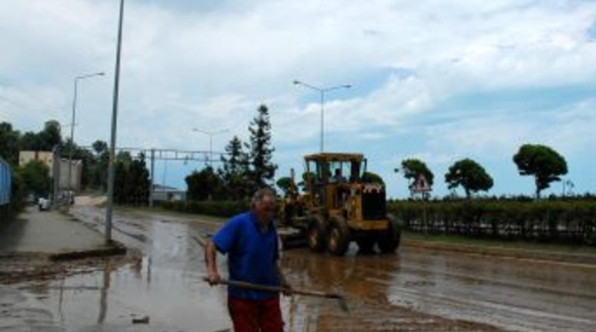 Rize&rsquo;de Su Borusu Patladı, Sokaklar Bal&ccedil;ıkla Doldu